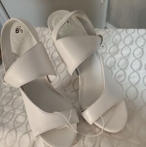NWOT Guess leather upper white heels 👠